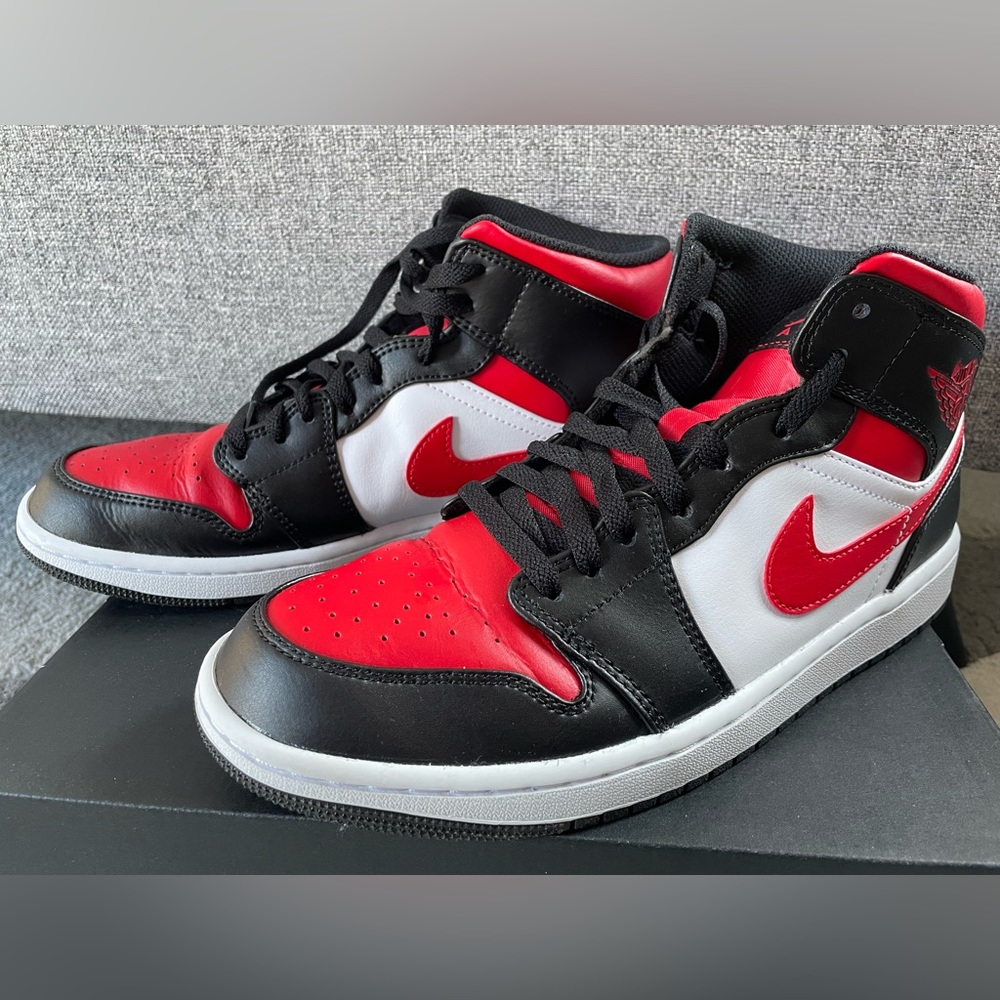 Men’s Nike Air Jordan 1 Mid White Black Red Size 9US - Picture 2 of 8